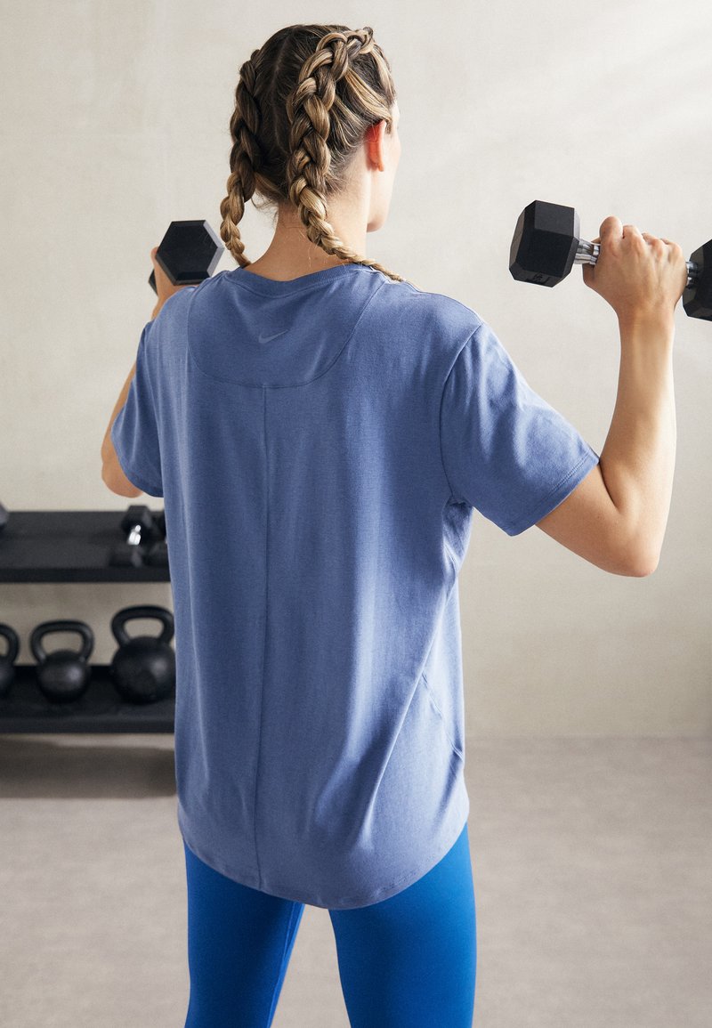 Nike Performance ONE RELAXED TOP - Spordi T-särk - diffused blue