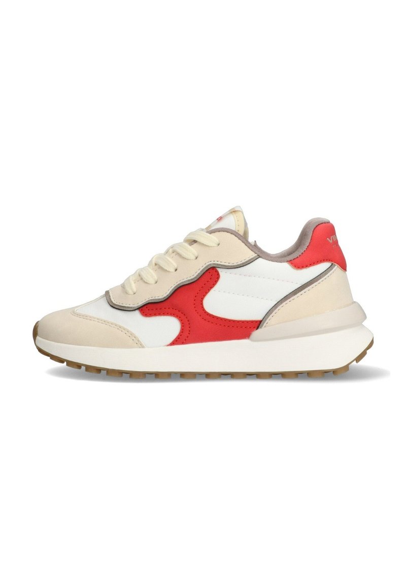 Sneaker con una toma beige e bianca, accenti rossi, lacci tondi e suola in gomma. Presenta una finitura testurizzata e un collare imbottito.