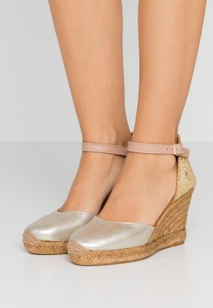 Metalen gouden espadrille wedgeschoenen met een geweven jute zool, voorzien van een gestructureerde hak en een roze enkelband voor een veilige pasvorm.