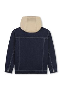 Temno modra jeans jakna z bež kapuco, dolgi rokavi, gumbniki na manšeti in vidno belo šivanje, prikazana zadaj.