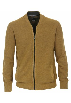 Brun hjemmestrikket herrejakke med lynlås, ribstrikkede manchetter, krave og linning, med sidelommer og sort inderfor.