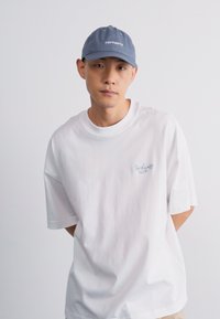 Carhartt WIP SIGNATURE SCRIPT - Osnovna majica kratkih rukava - white/dusty ice
