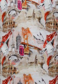 Patroonstof met iconische bezienswaardigheden zoals de Eiffeltoren, de Golden Gate Bridge en het Colosseum, met een mixed-media aquareleffect.