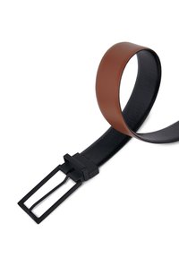 Cintura in pelle con un rivestimento esterno marrone e un lato interno nero, dotata di una fibbia in metallo nero opaco e design hardware rettangolare.