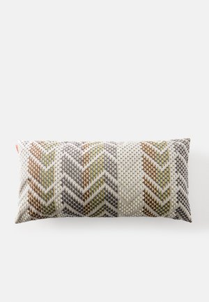 Coussin rectangulaire avec motif géométrique texturé dans des tons sourds de marron, gris, vert et crème sur un fond clair.