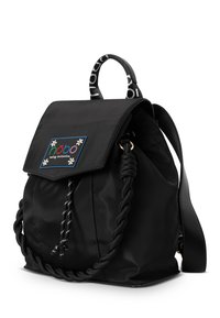 Schwarzer Nylon-Rucksack mit Klappenverschluss, geflochtenem Seil-Akzent und einem mehrfarbigen Logopatch mit floralen Akzenten. Verstellbarer Schulterriemen.