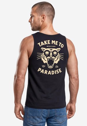 Mann mit kurzen Haaren trägt ein schwarzes ärmelloses Shirt mit einem grafischen Tiger und dem Text "Take me to paradise" auf dem Rücken.