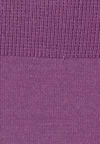 Fioletowy materiał o gładkiej fakturze, z żebrowanym górnym fragmentem i płaskim, dzianinowym dolnym fragmentem, jednolitym pod względem koloru i wzoru.