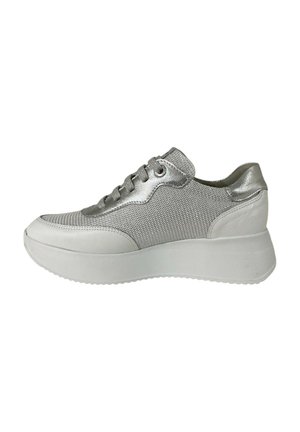 Sneakers argentati metallici con tomaia in mesh testurizzato, design elegante, punta arrotondata e una spessa soletta bianca. Allacciati con occhielli coordinati.