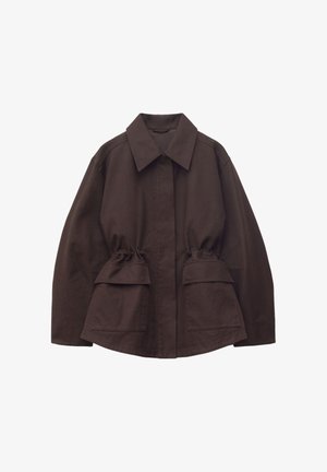 Veste marron foncé avec grand col, manches longues, taille froncée et deux grandes poches à rabat sur le devant.