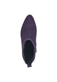 Bottine en suede violet riche avec un embout pointu, fermeture à glissière sur le côté et doublure intérieure douce. Elle dispose d'un petit talon et d'une boucle pour un enfilage facile.