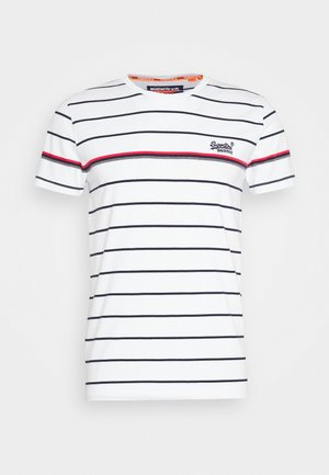 T-shirt blanc à manches courtes avec des rayures horizontales noires et une bande rouge et noire sur la poitrine, avec un petit logo sur le côté gauche.