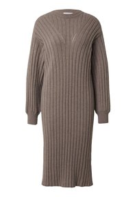 Braunes geripptes Strickkleid mit langen Ärmeln, rundem Ausschnitt und knielanger Länge. Verfügt über vertikale Textur und kleine Aussparungen.