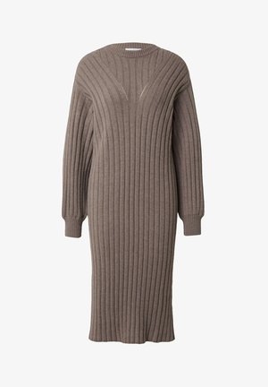 Braunes geripptes Strickkleid mit langen Ärmeln, rundem Ausschnitt und knielanger Länge. Verfügt über vertikale Textur und kleine Aussparungen.