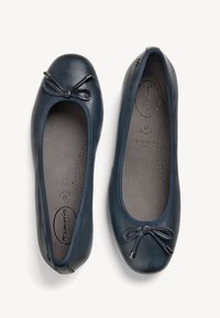 Ballerine in pelle blu navy con punta rotonda, accentuate con un fiocco e suole testurizzate, etichettate come misura 37, progettate per una vestibilità ampia.