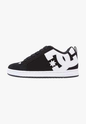 Schwarzer Sneaker mit weißen Akzenten und Logo. Verfügt über eine runde Zehenpartie, eine gepolsterte Sohle, flache Schnürsenkel und ein glattes Obermaterial. Seitenansicht.