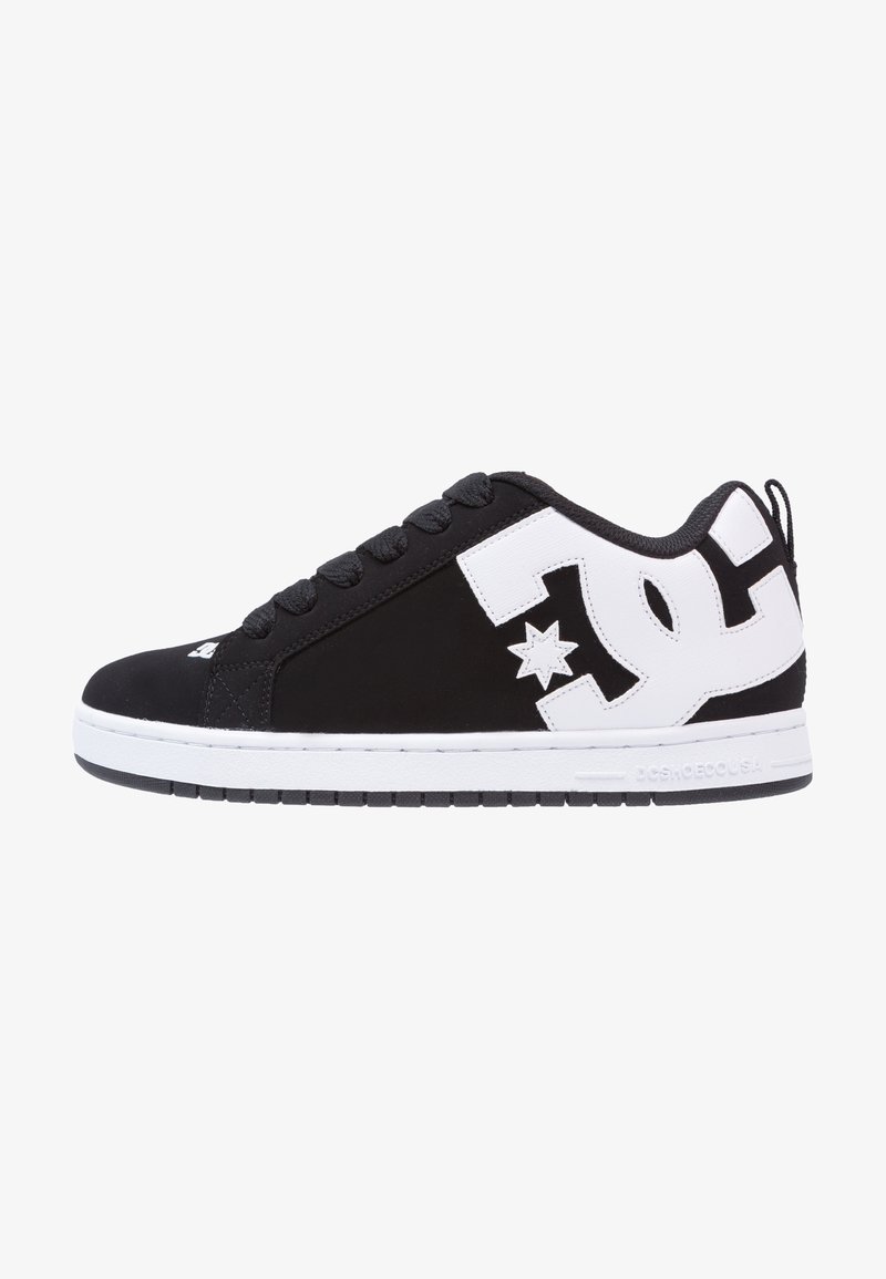 Svart sneaker med hvite detaljer og logo. Har rund tå, polstret såle, flate lisser og glatt overmateriale. Sideprofilvisning.