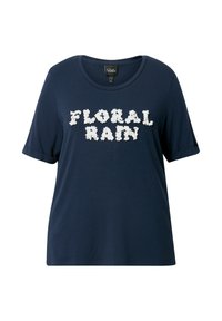 Námořnická modrá tričko s krátkým rukávem. Na přední straně má bílé písmo s květinovou texturou, které říká "FLORAL RAIN". Měkká, hladká látka.