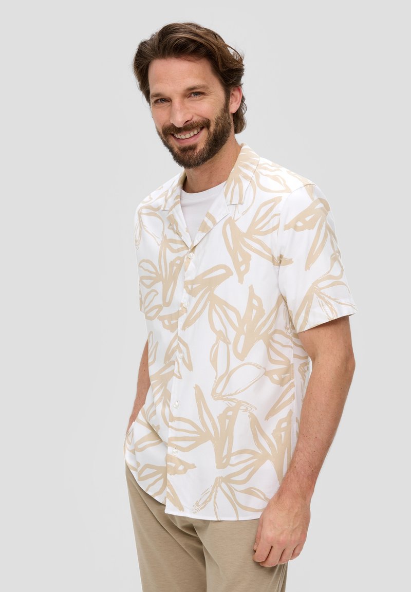 Korte mouwen overhemd van witte stof met een beige botanisch patroon, voorzien van een kraag, knoopsluiting en een ontspannen pasvorm. Draag het over een wit T-shirt.