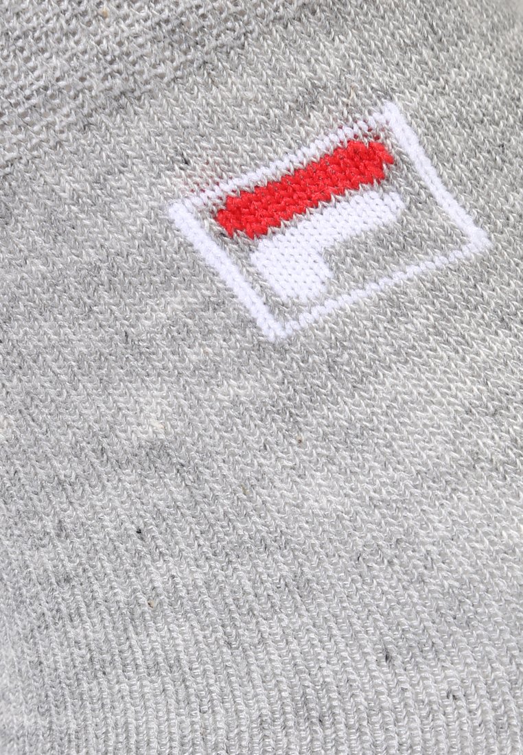 Szary, dziany skarpetka z teksturowaną powierzchnią i białą metką z czerwoną prostokątną etykietą oraz białym emblematem. Miękki, swobodny styl.