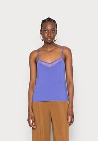 Camisola roxa com alças finas, apresentando um painel transparente ao longo do peito. O tecido é suave, leve e de corte descontraído.