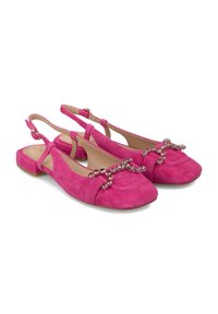 Ballerine in suede rosa con cinturino sul retro, caratterizzate da una punta arrotondata, un tacco piccolo e un accento decorativo di un fiocco in strass sul collo del piede.