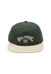 Groene stoffen pet met een crèmekleurige rand, voorzien van witte geborduurde tekst "BILLABONG" en een logo, met een gladde textuur en een gestructureerd ontwerp.