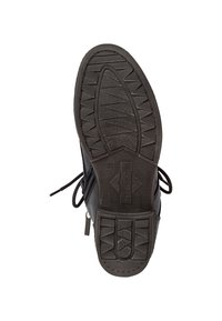 Suela de zapato negra con patrón de agarre texturizado, con un diseño de banda de rodadura triangular y puntera redondeada. Incluye cordones y detalle de logotipo de marca.