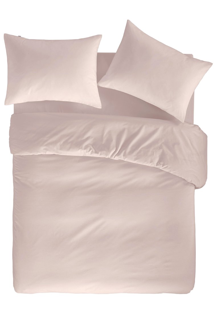 Das hellrosa Bettwäscheset umfasst einen Bettbezug und zwei Kissenbezüge, mit einer glatten Textur und einem schlichten Design ohne Muster oder Akzente.