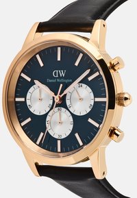 Orologio in acciaio inossidabile color oro rosato con quadrante blu scuro, tre sottocronografi bianchi, lancette dorate e cinturino in pelle nera.