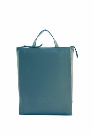 Sac à main rectangulaire en cuir bleu avec fermeture éclair sur le dessus et une poignée unique, design épuré avec un logo discret embossé près du bas au centre.