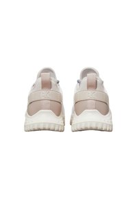 Zapatillas ligeras color beige claro con una suela de goma texturizada, correa elástica y tira en la parte trasera; presenta un acento gris en la parte superior.