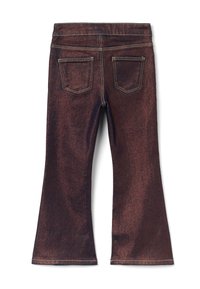 Braune Schlagjeans mit glänzender Textur, ausgestattet mit zwei Gesäßtaschen und kontrastierenden Nähten entlang des Bunds und der Taschen.