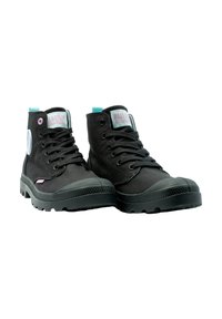 Bottes de cheville noires en toile avec une semelle en caoutchouc, présentant des accents turquoise et rose, une forme arrondie et un design classique à lacets.