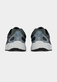 Μαύρα και γκρι αθλητικά παπούτσια με υφασμάτινο επάνω μέρος με υφή, επενδεδυμένο περιλαίμιο και λευκή, ραβδωτή σόλα. Διαθέτουν μπλε λεπτομέρεια στη φτέρνα.