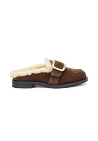 Chaussure slip-on en suède marron avec une doublure en crème douce, accent de boucle dorée et semelle noire plate. Présente un bout arrondi et un design décontracté.