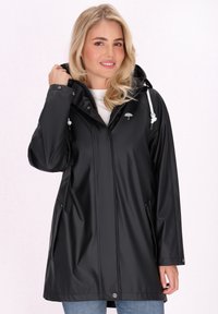 Melna ūdensnoturīga jaka ar kapuci, ar priekšējo rāvējslēdzēju, sānu kabatām un mazu lietussarga logotipu uz krūtīm. Gluda, spīdīga tekstūra.