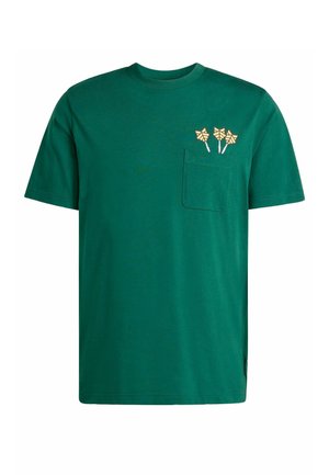 Zelena pamučna majica s kratkim rukavima, okruglim izrezom i džepom na prsima. Sadrži tri dizajna vjetroturbine u žutoj i krem boji na džepu.