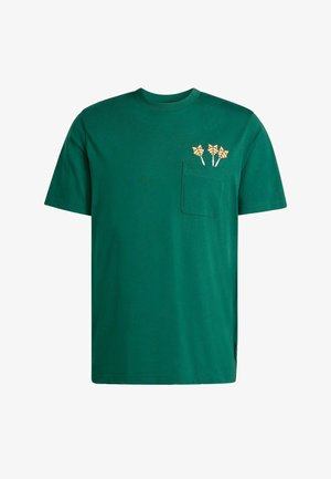 Zelené bavlněné tričko s krátkými rukávy, kulatým výstřihem a náprsní kapsou. Kapsa zdobí tři designy větrníků v žluté a krémové barvě.