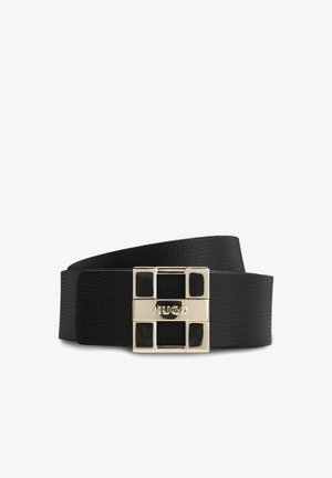 Czarny skórzany pasek o teksturowanym wykończeniu, z prostokątną złotą klamrą z logo i czarnymi akcentami. Gładkie krawędzie, elegancki design.