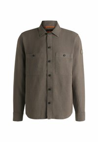 Olijfgroene button-up shirt, lange mouwen, twee voorzakken met kleppen, zwarte knopen en een logo-opdruk op de linkerschouder.