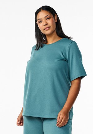 Teal kortärmad skjorta i ett slätt, lätt material; har en rundad halslinning och en avslappnad passform, kombinerad med matchande byxor.