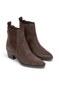Stivali ankle in suede marrone con punta affusolata, zip laterale, pannelli elastici a coste e tacco basso a blocco. Texture liscia e design elegante.