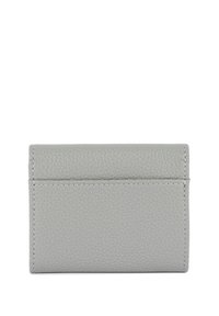 Portafoglio in pelle grigio con finitura testurizzata, dotato di un bordo superiore liscio e di uno slot per una carta sul davanti. Le dimensioni sono compatte.