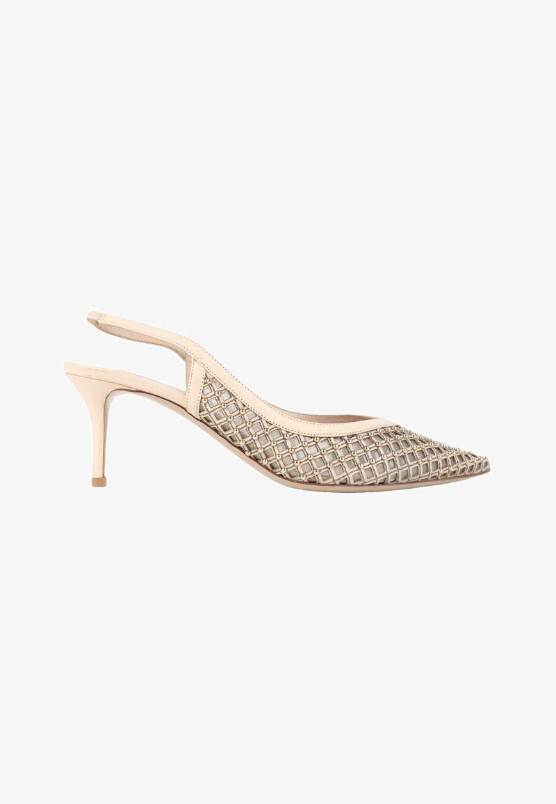 Chaussure à talon haut beige à bride arrière avec bout pointu et motif en treillis orné de petites clous décoratifs sur le dessus.