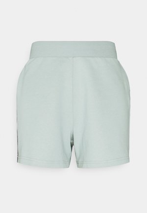 Lichtgroene casual short met elastische tailleband en zijzakken, ontworpen voor comfort en dagelijks gebruik.