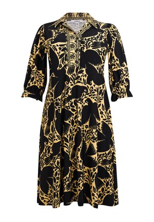 Sort og beige knælængde kjole med fugle- og blomsterprint, 3/4 pufærmer og en krave med knapdetalje.