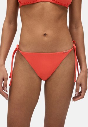 Parte inferior de bikini de color coral con acabado texturizado, lazos ajustables a los lados y un pequeño acento metálico de la marca en la cadera.