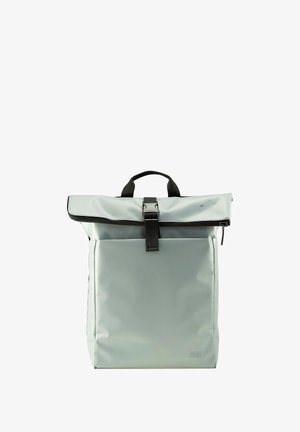 Grau rolltop Rucksack aus wasserdichtem Material. Verfügt über einen schwarzen Reißverschluss, einen schwarzen Riemen und eine Vordertasche mit minimalistischem Design.