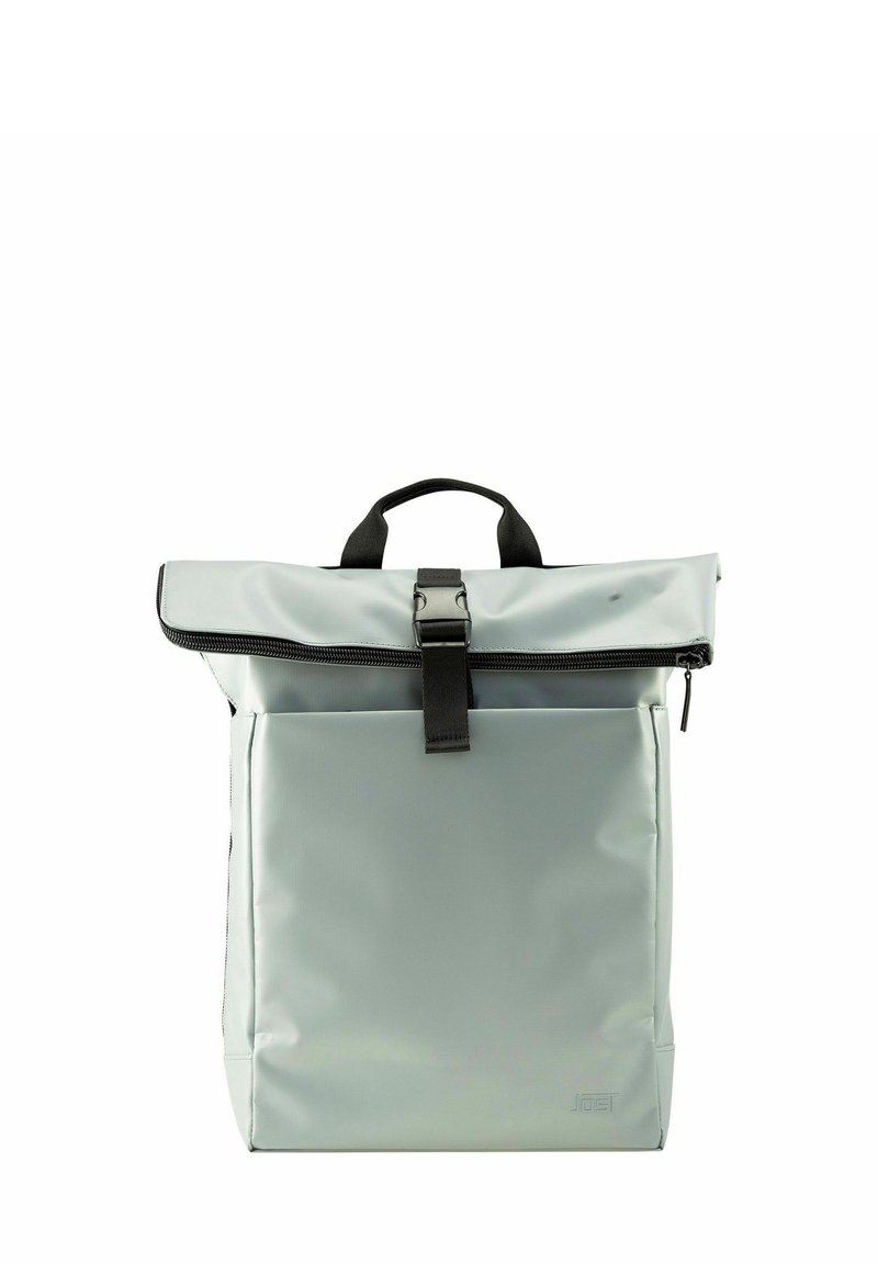 Zaino a rullo grigio realizzato in materiale impermeabile. Presenta una cerniera nera, una tracolla nera e una tasca frontale dal design minimalista.
